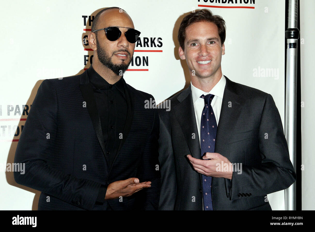 New York, NY, STATI UNITI D'AMERICA. 24 Maggio, 2016. Artista di registrazione, SWIZZ BEATZ e Direttore Esecutivo del Gordon Parks Foundation, Peter Kunhardt, Jr. al martedì, 24 maggio 2016 Gordon Parks Foundation Awards Cena presso Cipriani 42nd Street a New York, NY, STATI UNITI D'AMERICA. Credito: Steve Mack/S.D. Mack foto/Alamy Foto Stock