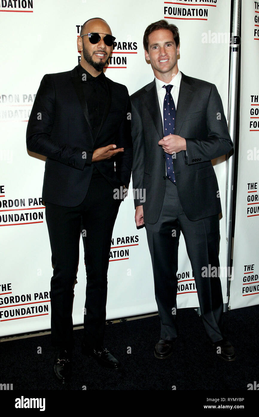 New York, NY, STATI UNITI D'AMERICA. 24 Maggio, 2016. Artista di registrazione, SWIZZ BEATZ e Direttore Esecutivo del Gordon Parks Foundation, Peter Kunhardt, Jr. al martedì, 24 maggio 2016 Gordon Parks Foundation Awards Cena presso Cipriani 42nd Street a New York, NY, STATI UNITI D'AMERICA. Credito: Steve Mack/S.D. Mack foto/Alamy Foto Stock