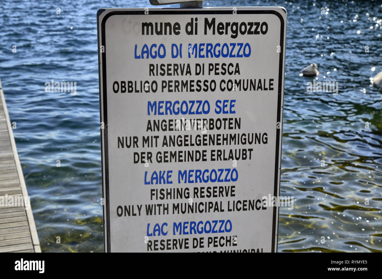 Mergozzo, Piemonte, Italia. Marzo 2019. Sul fronte lago, informazioni poster per la pesca sportiva attività regolamentata dal comune. Foto Stock