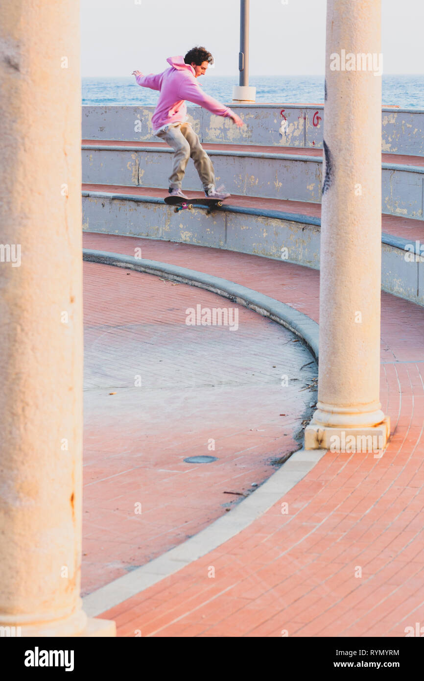 Imperia, IM Liguria Italia - 29/02/2018: un giovane ragazzo saltare sullo skateboard in una piazza nel corso di una competizione sportiva della città di Imperia. Foto Stock
