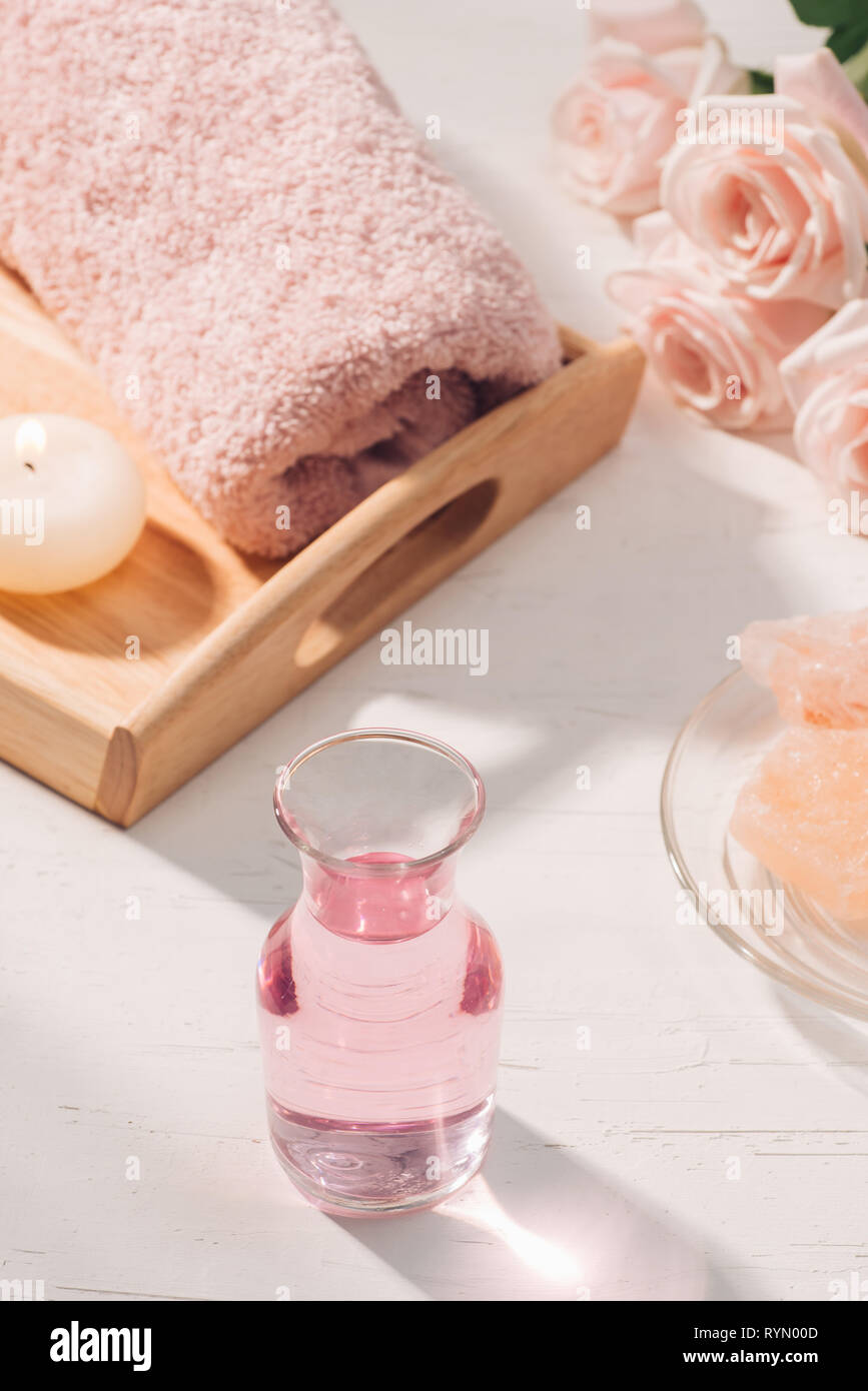 Spa e aromaterapia. Fiori di rose e olio essenziale. Foto Stock