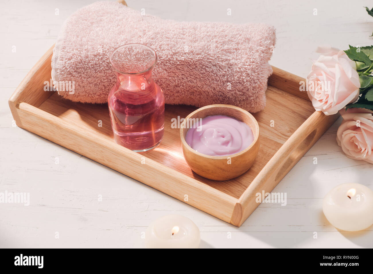 Spa e aromaterapia. Fiori di rose e olio essenziale. Foto Stock