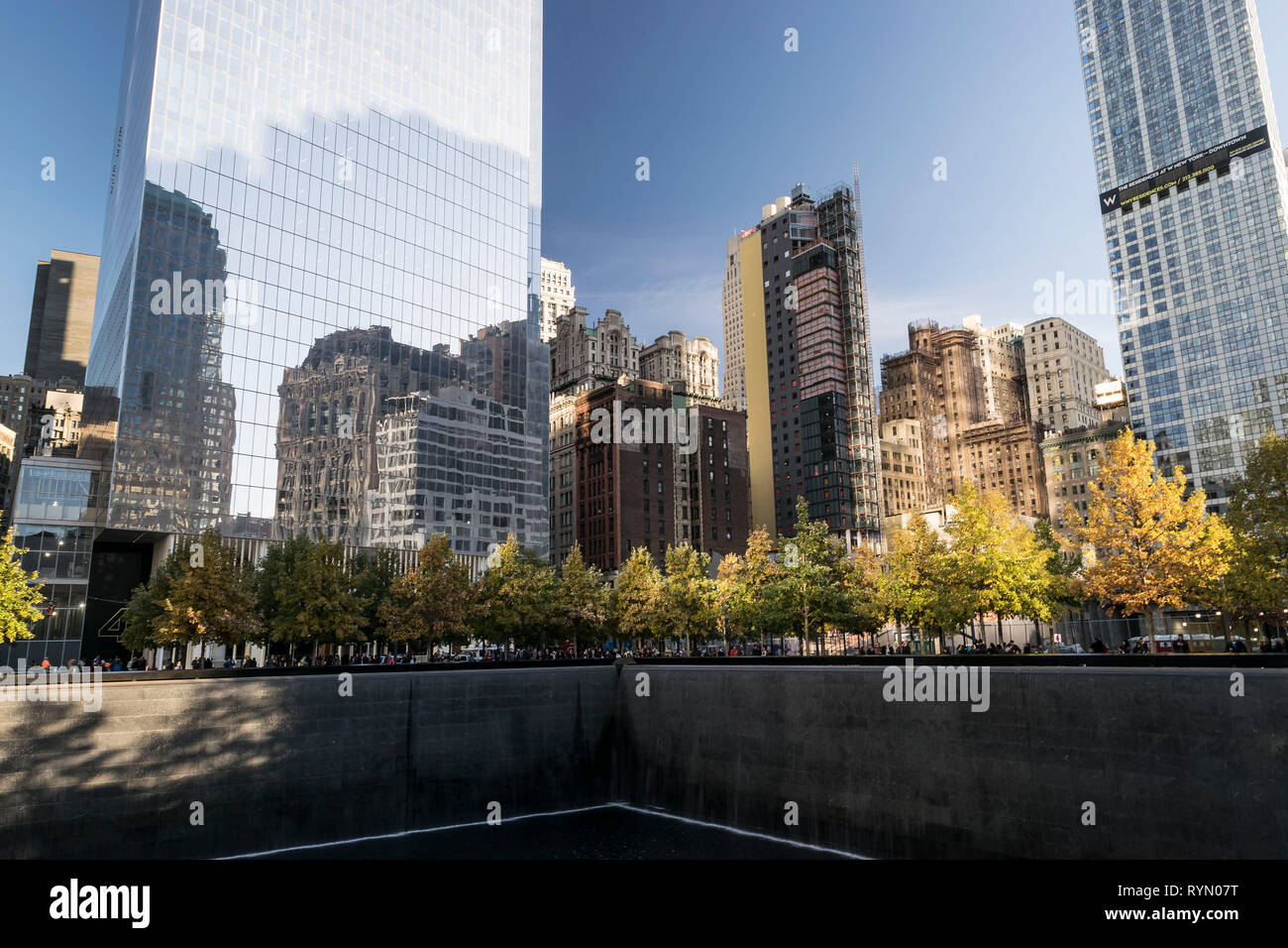 Stati Uniti d'America, New York City: il nuovo World Trade Center, 1WTC, conosciuta anche come la Torre 1 o Freedom Tower di Manhattan con il National September 11 mem Foto Stock