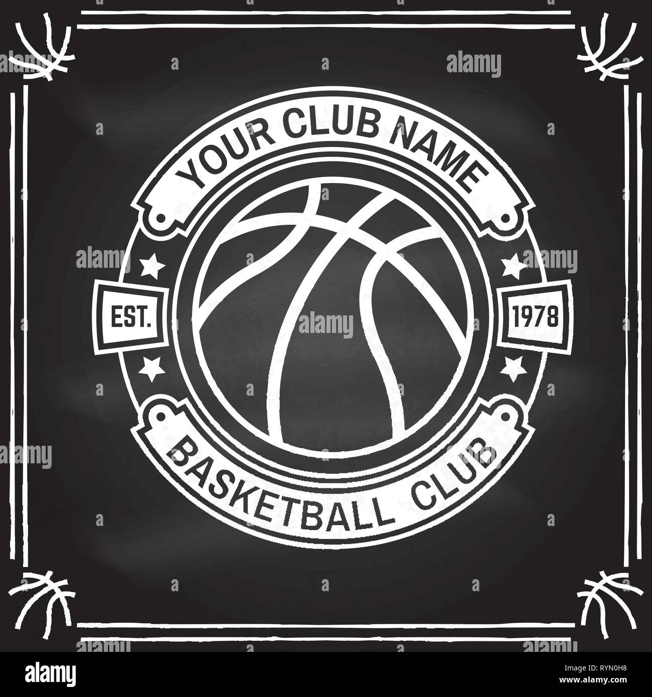 Il Basket Club badge sulla lavagna. Illustrazione Vettoriale. Concetto di camicia, Stampa, Timbro. Vintage design tipografia con basket ball silhouette. Illustrazione Vettoriale