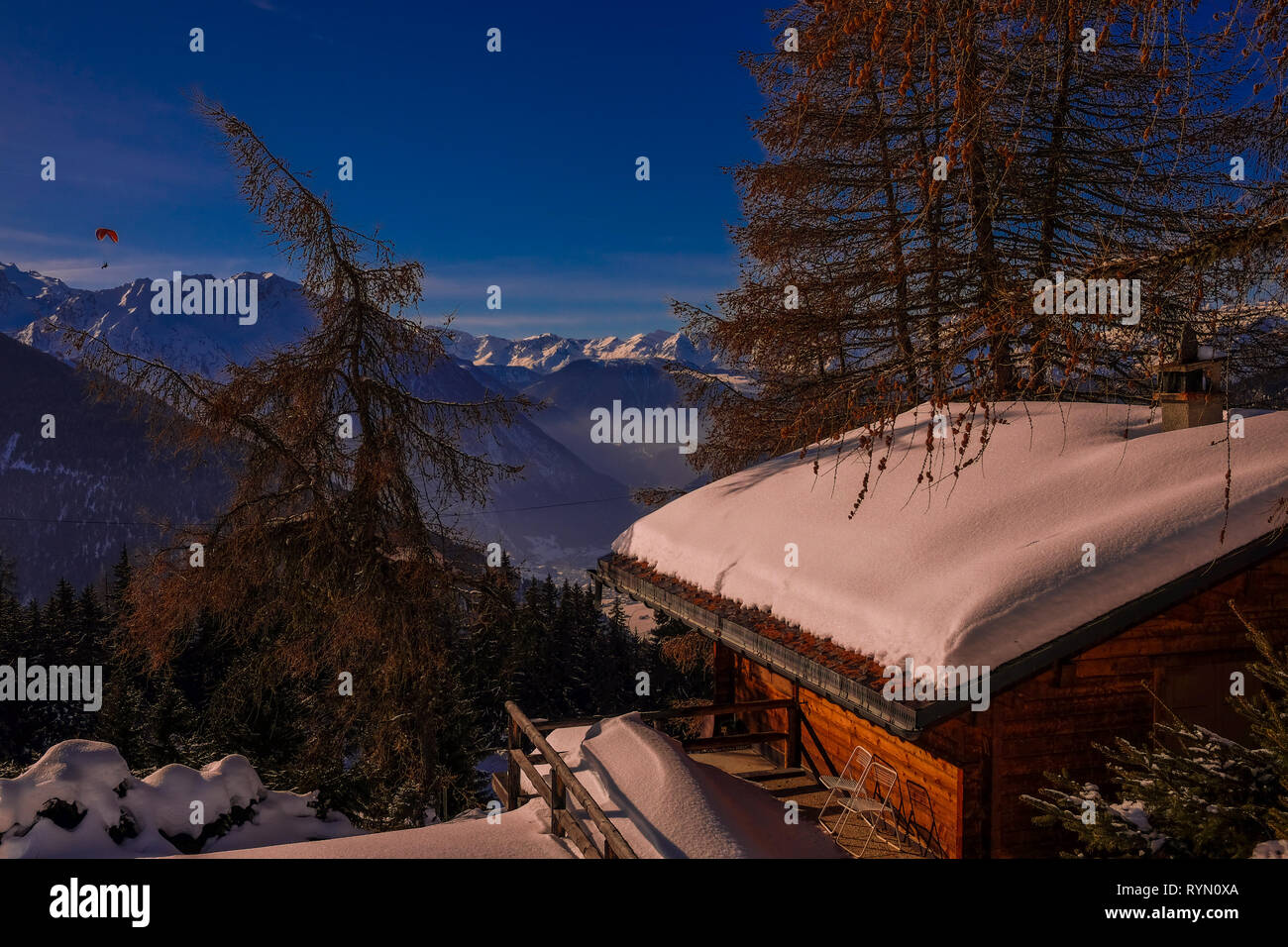 Panorama delle piste della località sciistica di Verbier in Svizzera, girato in inverno 2019 Foto Stock