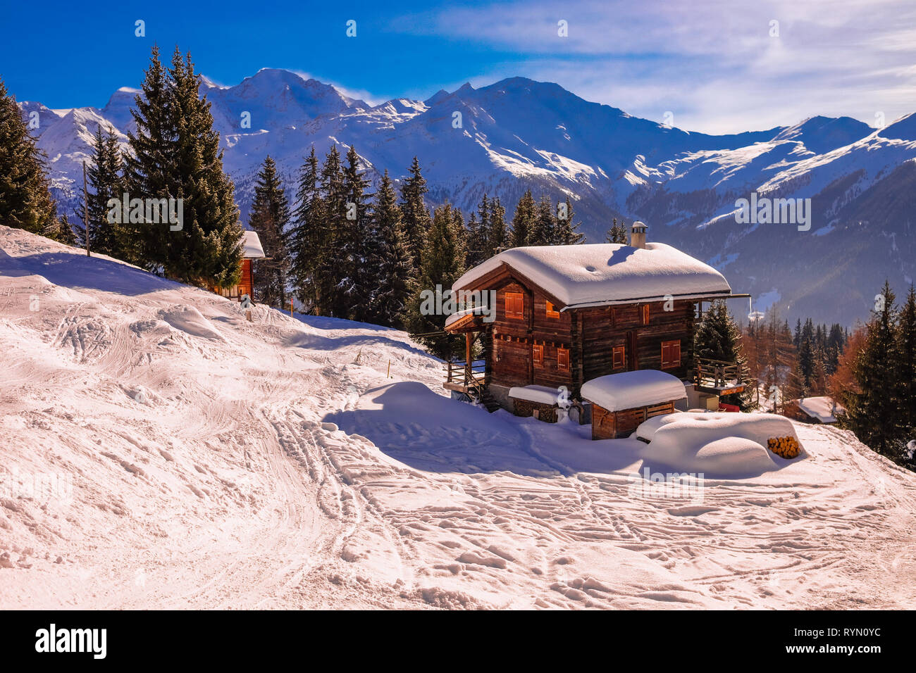 Panorama delle piste della località sciistica di Verbier in Svizzera, girato in inverno 2019 Foto Stock