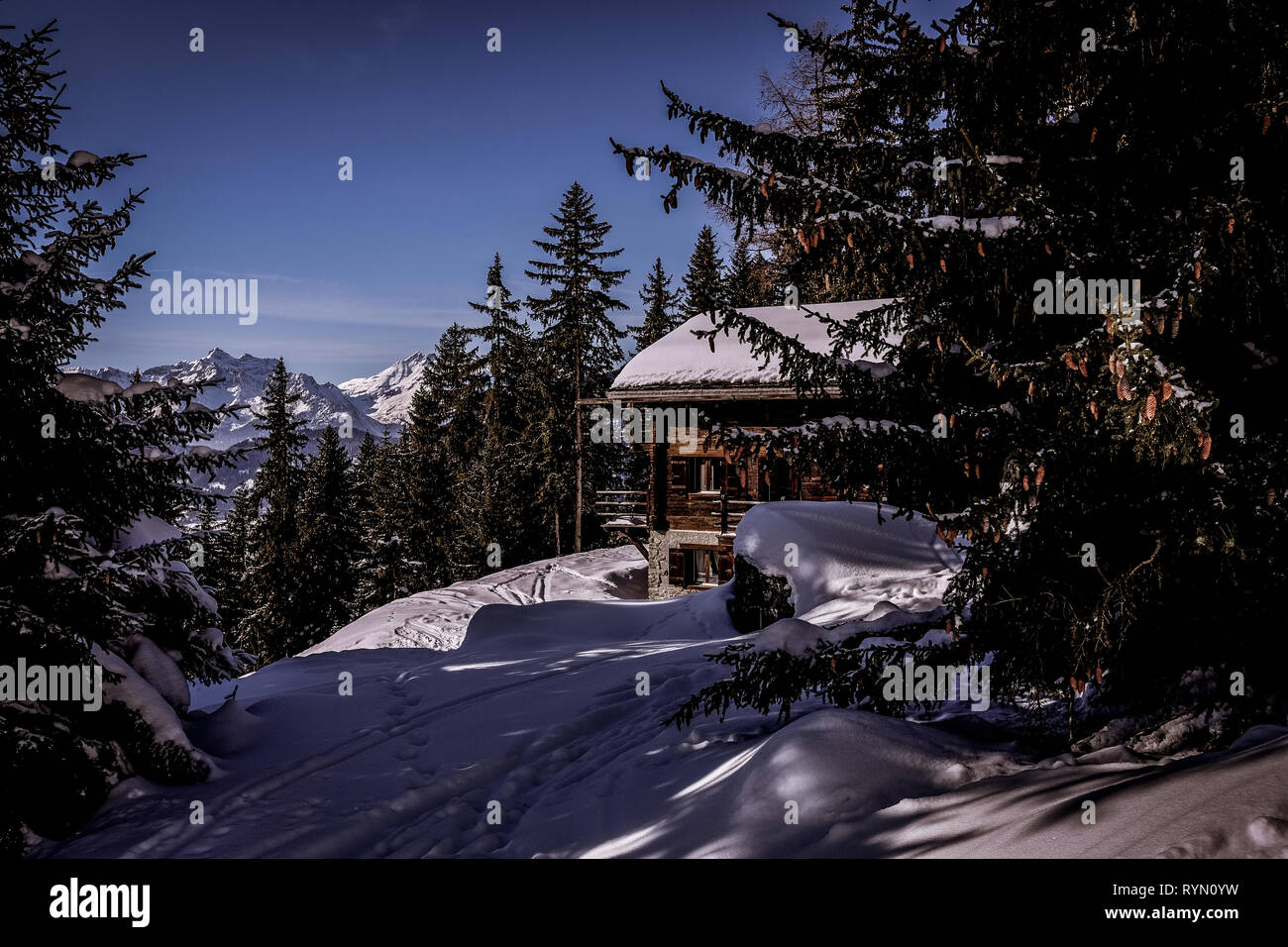 Panorama delle piste della località sciistica di Verbier in Svizzera, girato in inverno 2019 Foto Stock