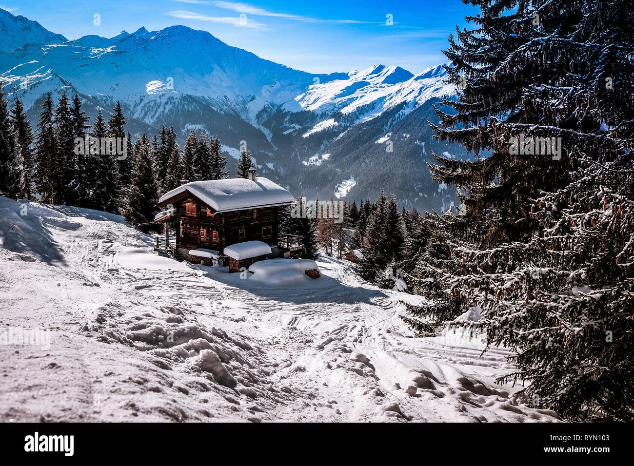 Panorama delle piste della località sciistica di Verbier in Svizzera, girato in inverno 2019 Foto Stock