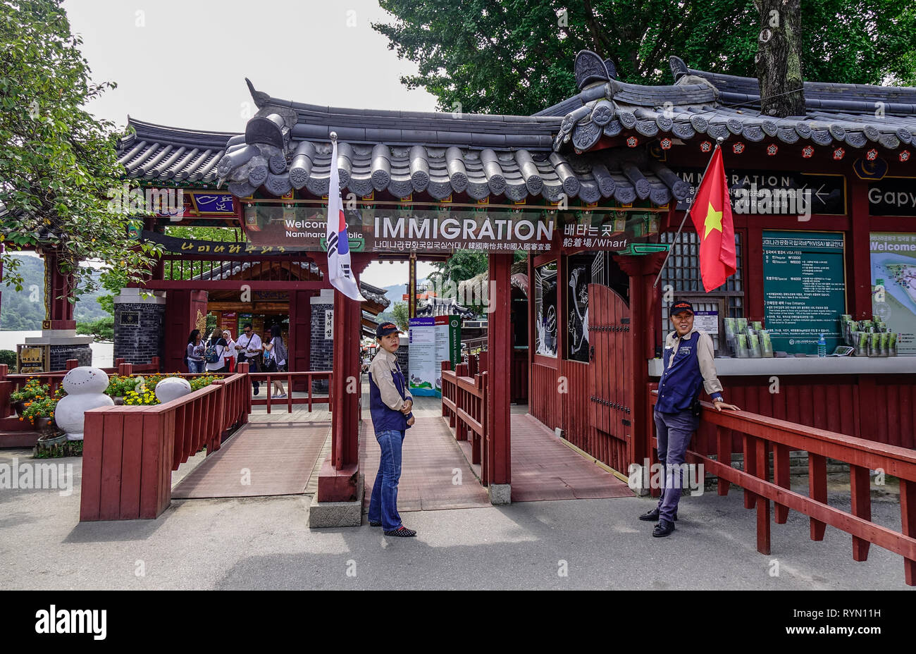 Nami, Corea del Sud - Febbraio 6, 2015. L'immigrazione porta della  Repubblica Naminara con vietnamita bandiera nazionale. Naminara è un parco  di divertimenti su Nami Island Foto stock - Alamy