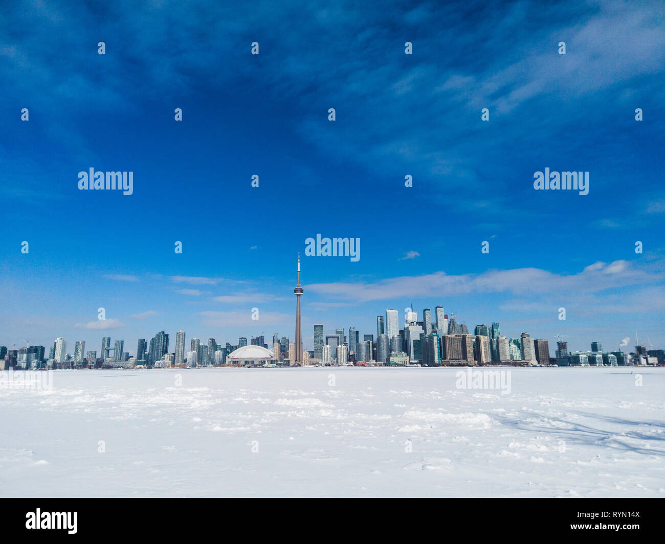 Toronto skyline della città visto da Toronto Islands oltre il lago ghiacciato di Ontario Foto Stock