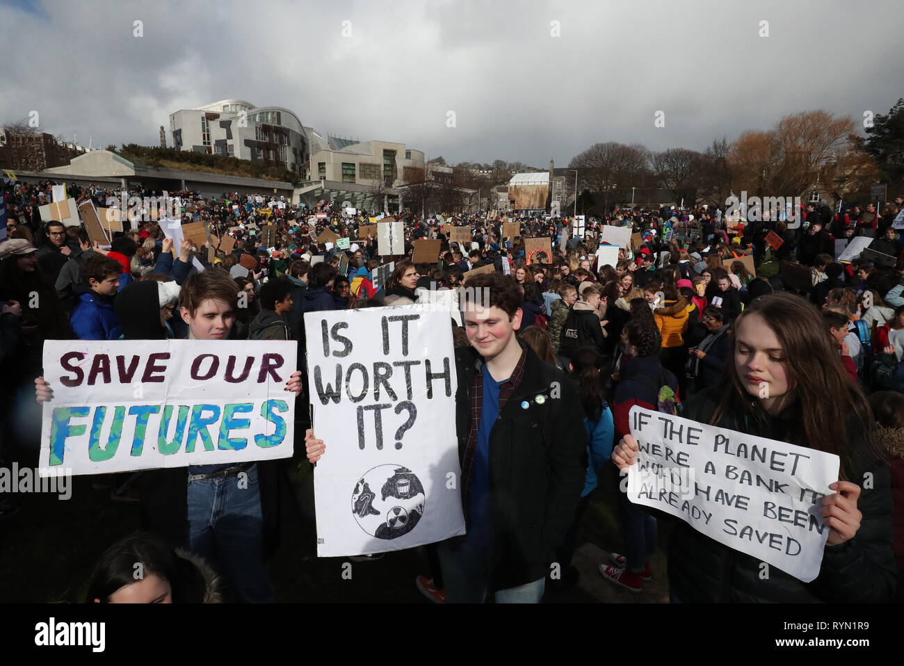 Gli studenti prendono parte in una scuola globale sciopero per il cambiamento climatico al di fuori dell'edificio del parlamento scozzese di Edimburgo, come le proteste sono pianificati in 100 paesi e città nel Regno Unito. Foto Stock