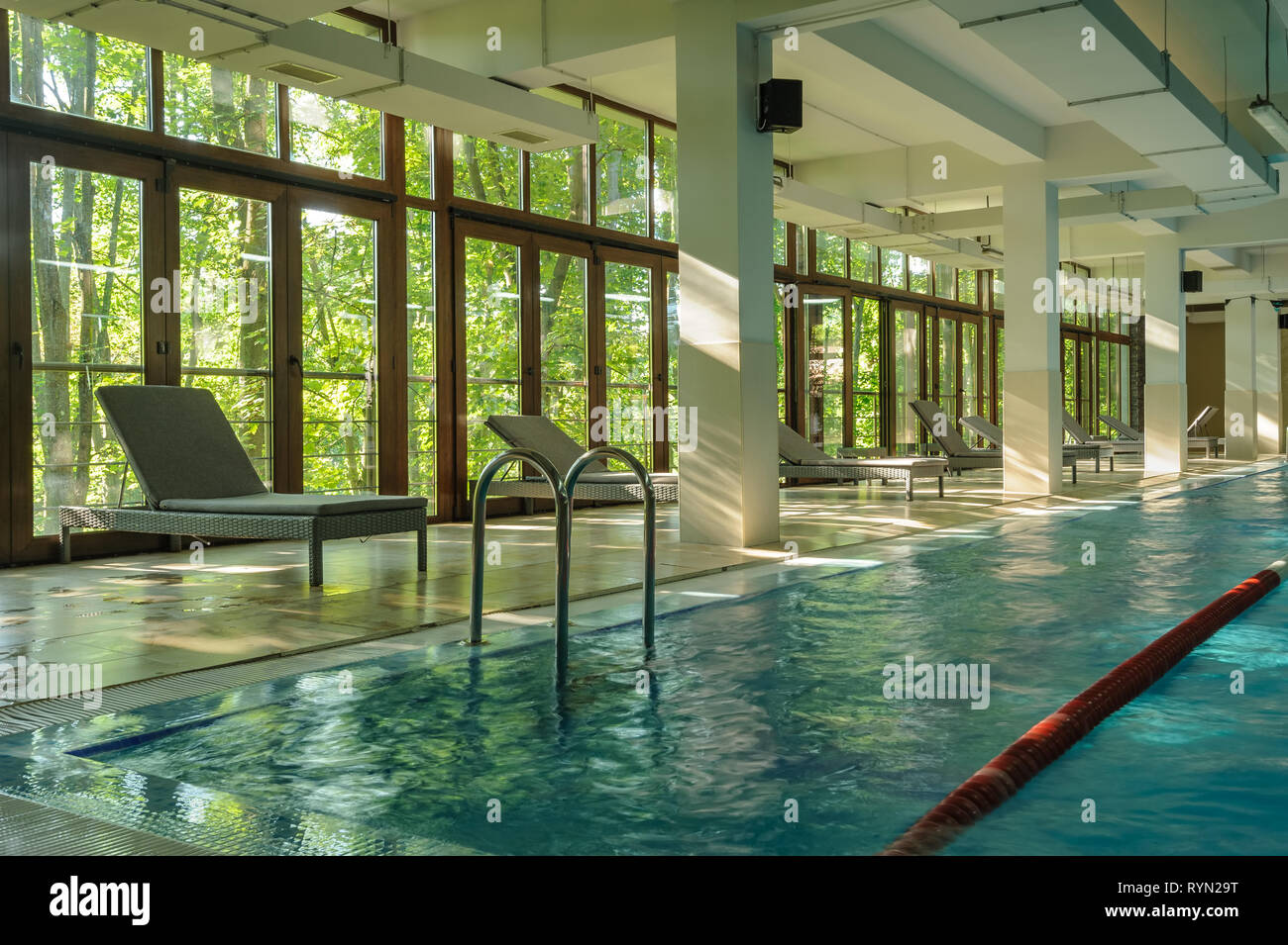 Interno di una piscina pubblica Foto Stock