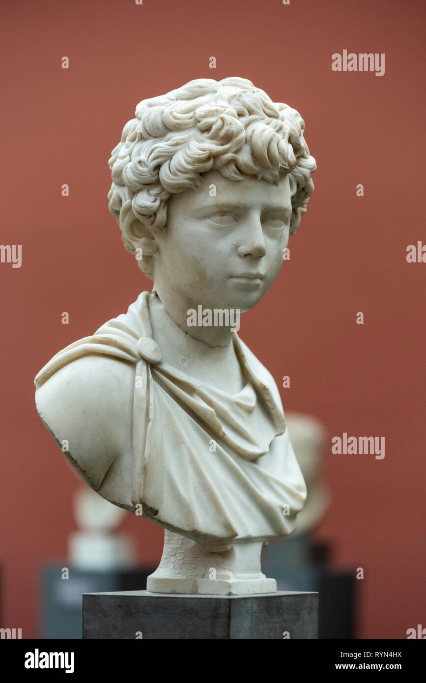 Copenhagen. La Danimarca. Busto di imperatore romano Lucius Verus come un ragazzo a ca. 8 anni di età. Ny Carlsberg Glyptotek. Lucius Verus indossa il paludame Foto Stock