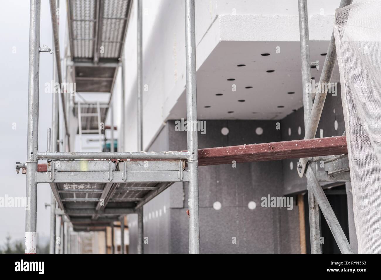 Costruzione casa alluminio Impalcature Setup. Sito in costruzione apparecchiature. Foto Stock
