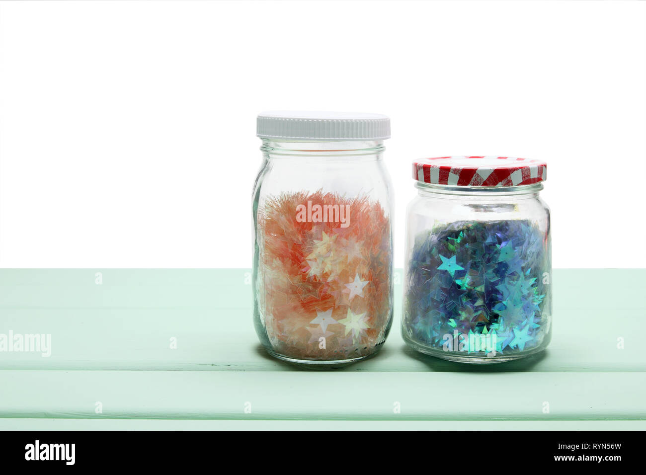 Bottiglie di glitter su sfondo di legno Foto Stock