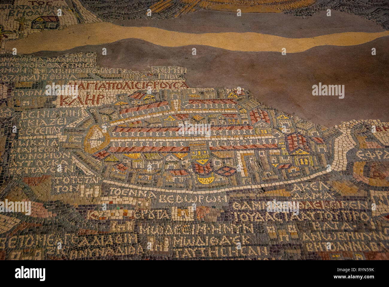 La Giordania. Madaba (biblico Medeba) - La Chiesa di San Giorgio. Frammento del più antico pavimento a mosaico mappa della Terra Santa - la città santa di Gerusalemme Foto Stock