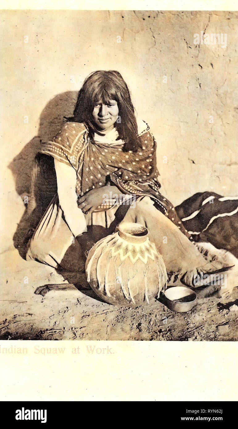 Il lavoro (attività), nativo americano di persone negli Stati Uniti, le fotografie in bianco e nero di donne, 1904 cartoline, 1904, squaw indiana al lavoro Foto Stock