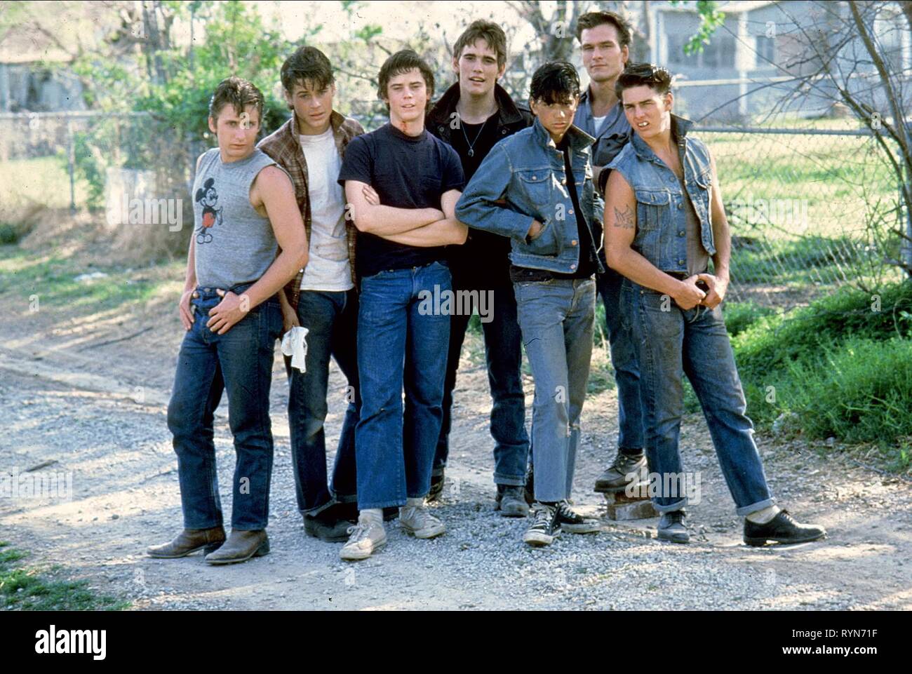EMILIO ESTEVEZ, Rob Lowe, C. THOMAS HOWELL, Matt Dillon, RALPH MACCHIO, Patrick Swayze,TOM CRUISE, outsiders, 1983 Foto Stock