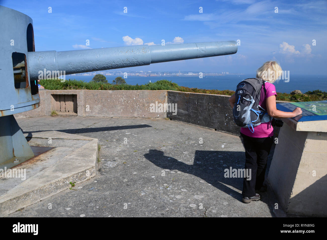 Donna escursionista a batterie Lothringen WW2 Pistola tedesca e bunker sulla Noirmont punto sulla via costiera sull'isola di Jersey, nelle Isole del Canale,. Regno Unito. Foto Stock Donna escursionista a batterie Lothringen WW2 Pistola tedesca e bunker sulla Noirmont punto sulla via costiera sull'isola di Jersey, nelle Isole del Canale,. Regno Unito. Foto Stock