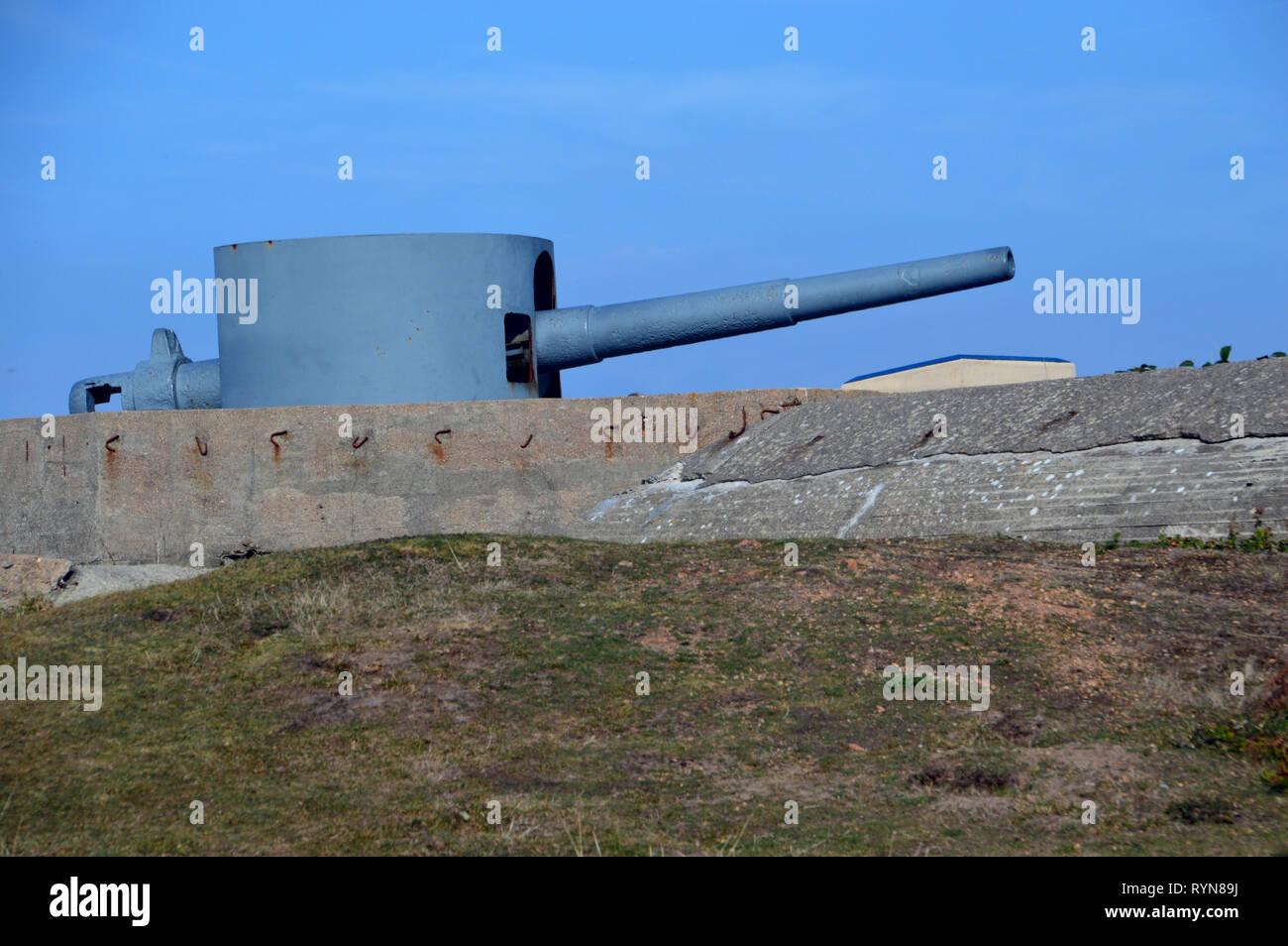 Batterie Lothringen WW2 Pistola tedesca e bunker sulla Noirmont Point di un promontorio roccioso che si affaccia su St. Aubin's Bay sull'isola di Jersey, nelle Isole del Canale. Foto Stock Batterie Lothringen WW2 Pistola tedesca e bunker sulla Noirmont Point di un promontorio roccioso che si affaccia su St. Aubin's Bay sull'isola di Jersey, nelle Isole del Canale. Foto Stock