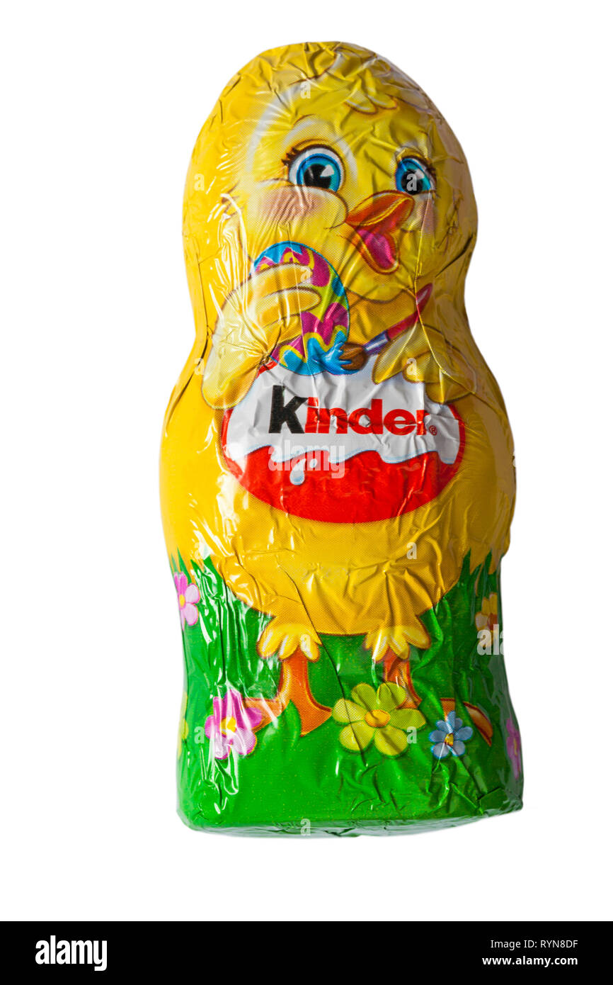 Kinder pulcino di Pasqua cioccolato isolato su sfondo bianco - fine di cioccolato al latte con guscio bianco latte fodera - Pronto per la Pasqua Foto Stock