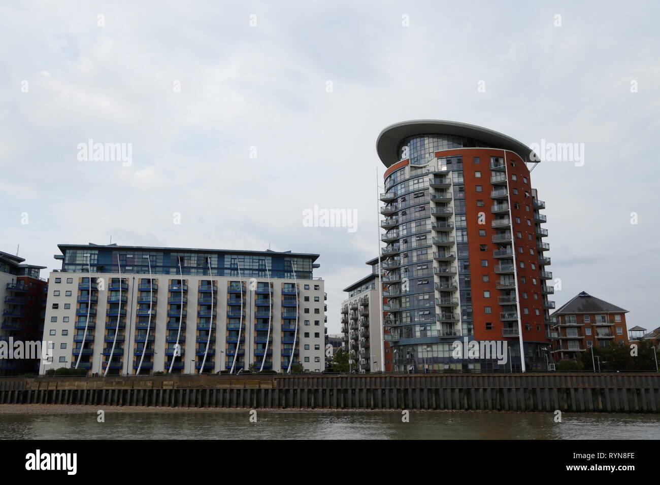 L'esterno della zona residenziale di edifici di appartamenti con balconi, in un moderno stile architettonico, lungo il fiume Tamigi a Londra, Regno Unito. Foto Stock