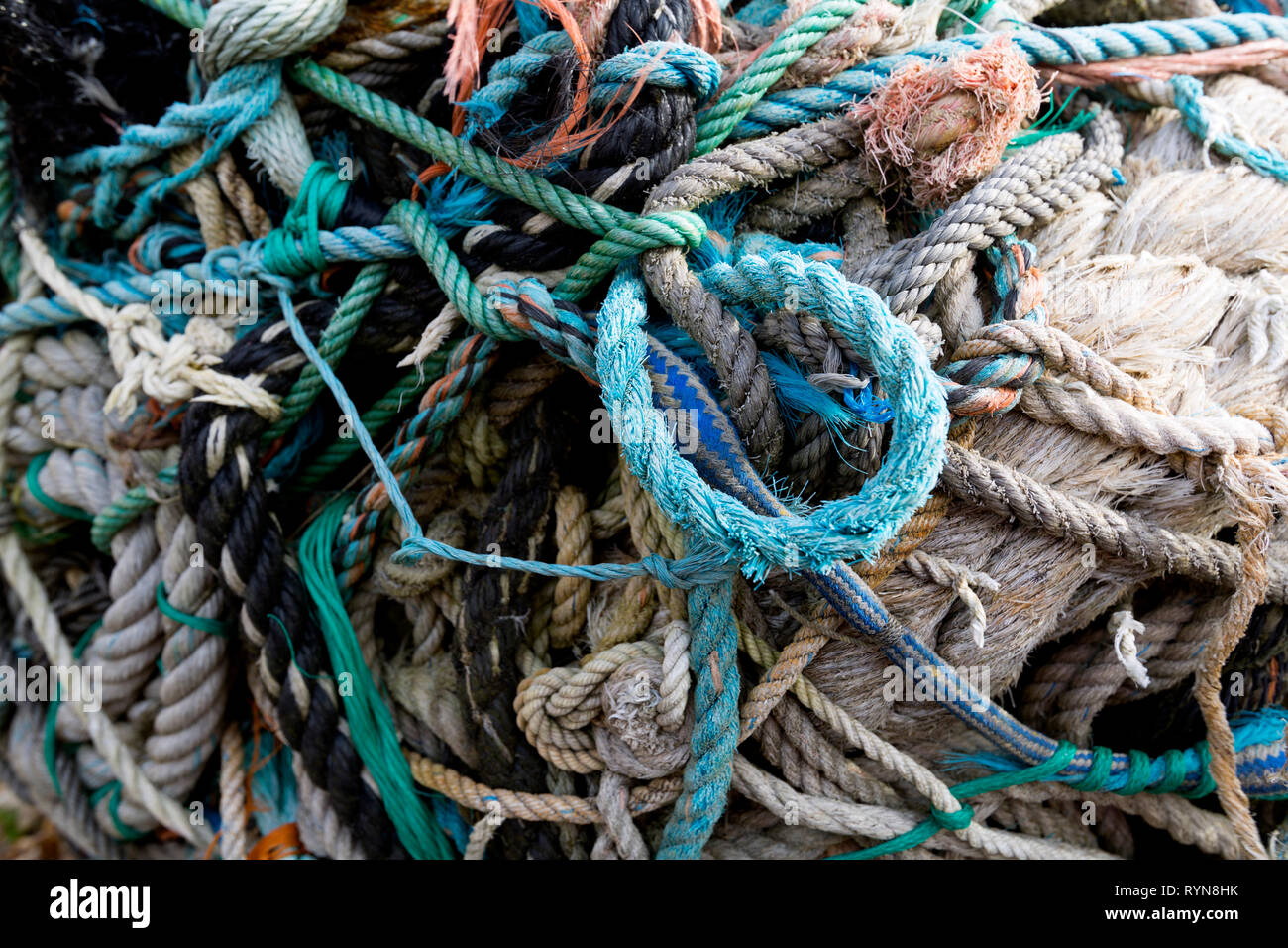 Grande,ball,d,fune,scartato,a,i,mare,lavato,l,vari,diametri,orditi di pesca,corde,reti, Foto Stock