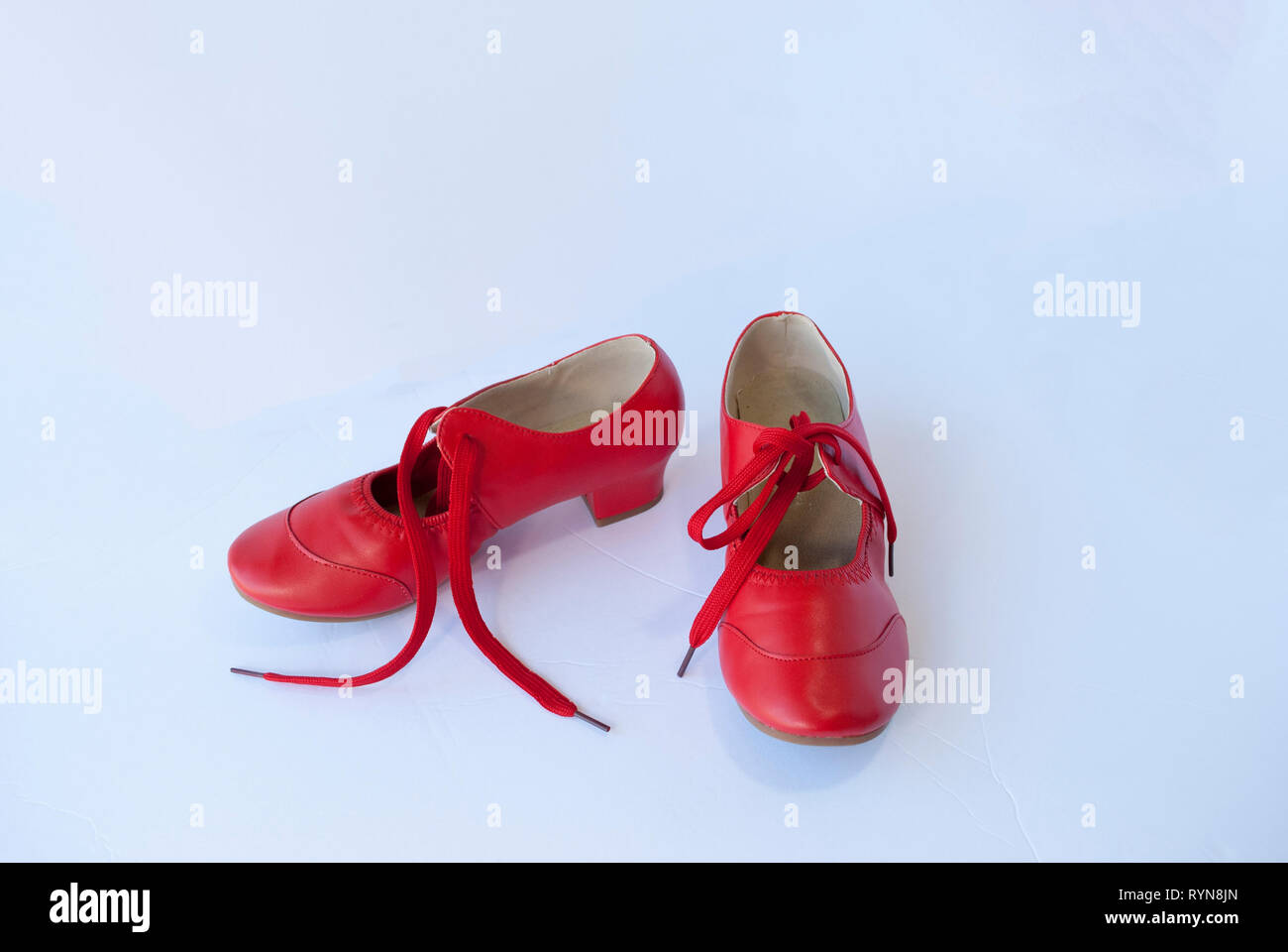 In pelle rossa paio di scarpe per la danzatrice femmina. Tradizionale stile  retrò calzature Foto stock - Alamy