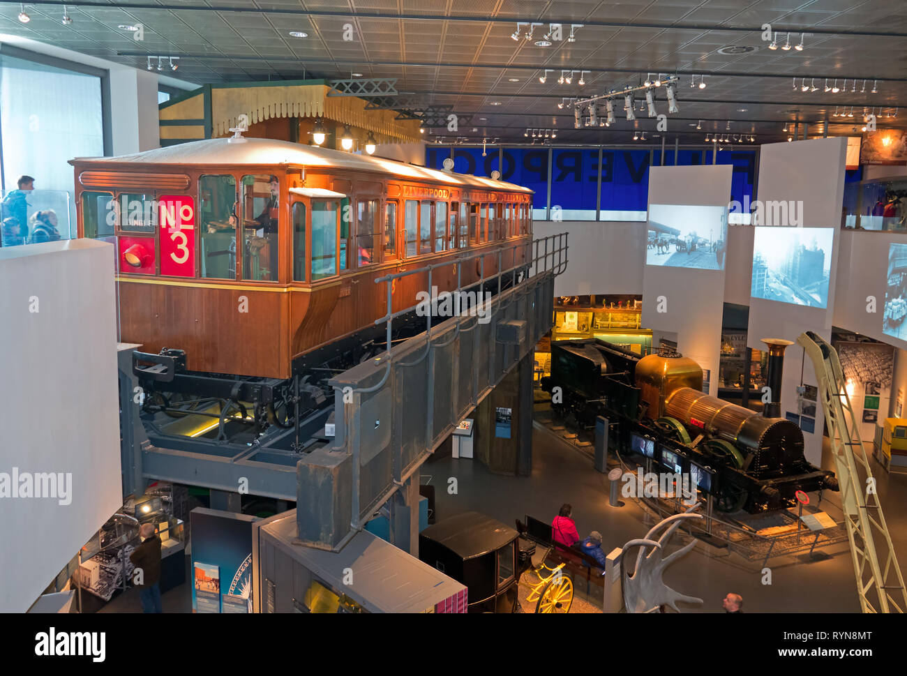 Liverpool linee aeree ferroviarie Motorcoach No.3 sul display all'interno del Museo di Liverpool Foto Stock