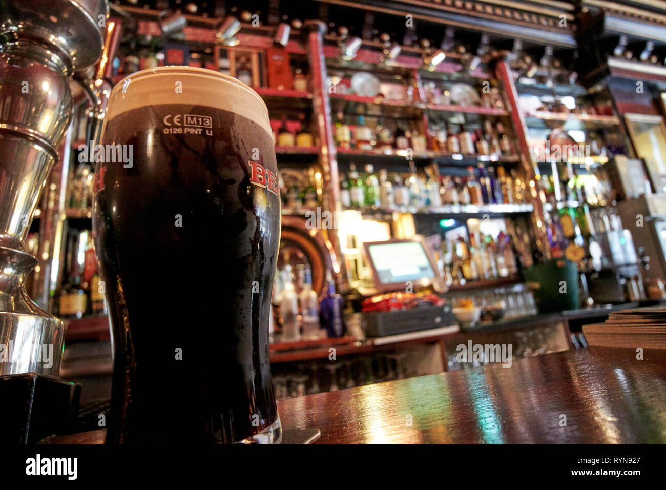 La pinta di beamish stout nella sala lunga pub vittoriano uno dei più vecchi pub di Dublino Repubblica di Irlanda Foto Stock