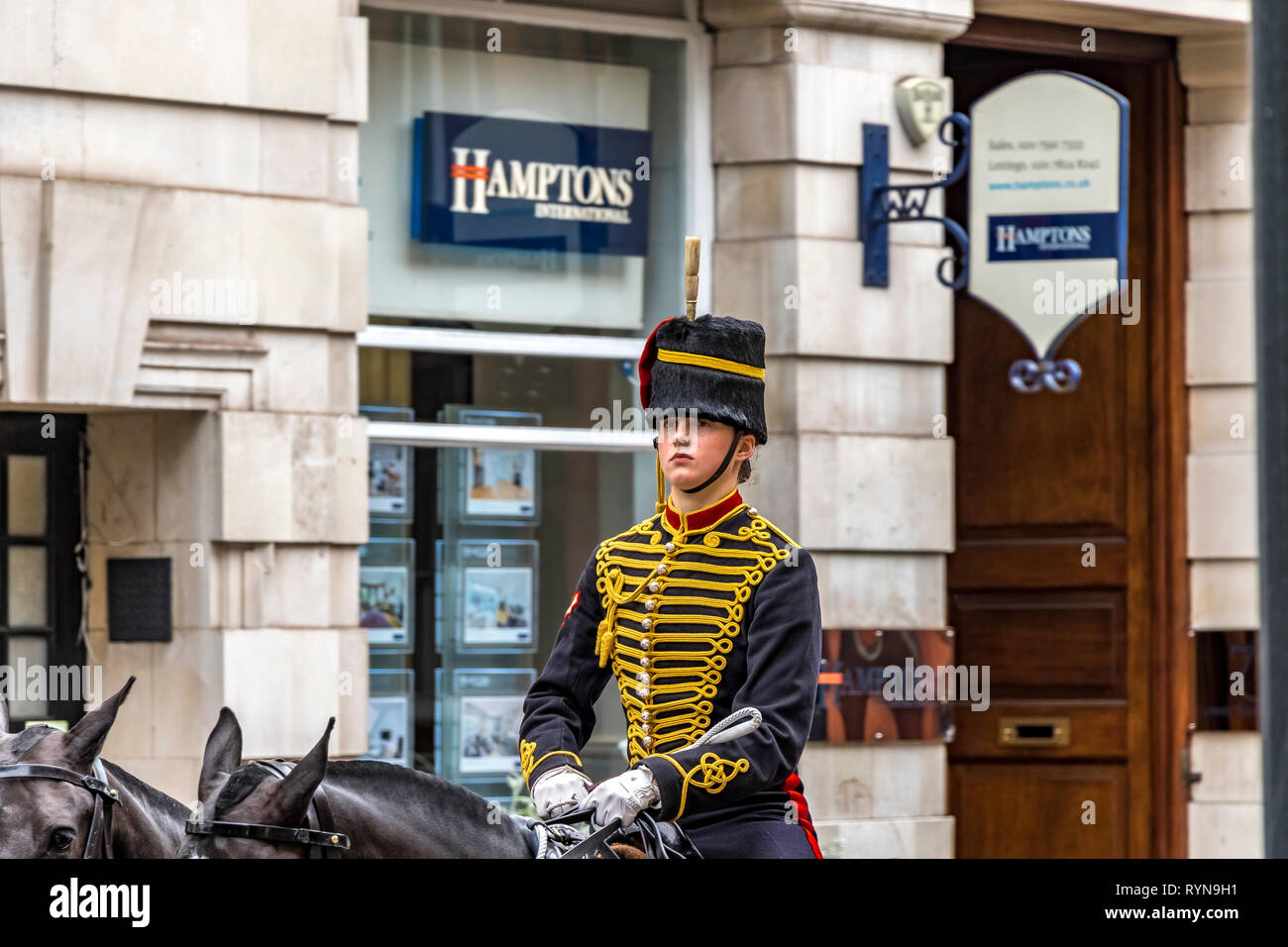 Una truppa del re Royal Horse Artillery a cavallo vicino Sloane Square a Londra, Londra, Regno Unito Foto Stock