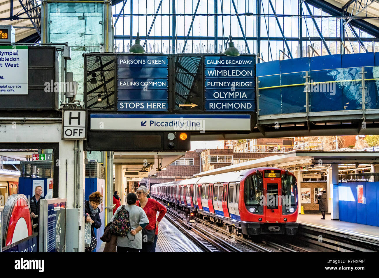 Una linea di distretto di stock S7 diretta a Upminster che si avvicina alla stazione della metropolitana di Earls Court , Londra, Regno Unito Foto Stock
