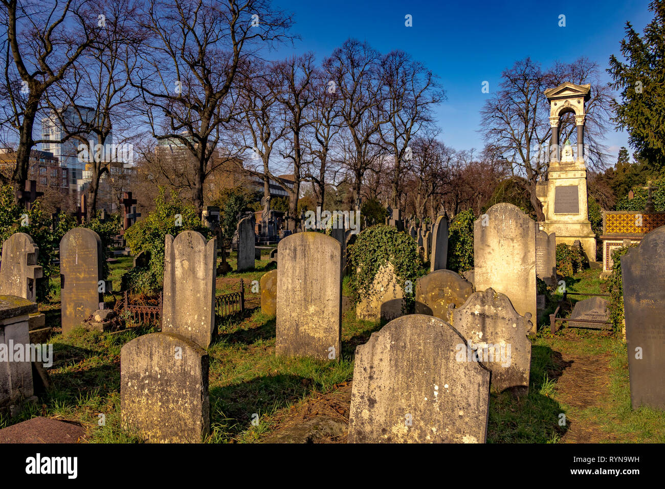 Tombe e lapidi nel Cimitero di Brompton nel Royal Borough di Kensington e Chelsea, SW London, gestito dal Royal Parks.London, UK Foto Stock