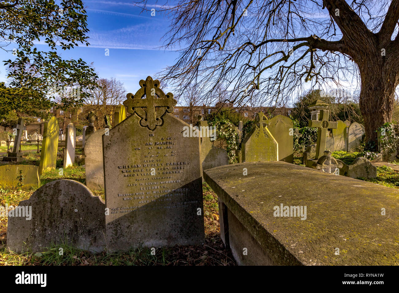 Tombe e lapidi nel cimitero di Brompton nel Royal Borough di Kensington e Chelsea, SW London, Londra, Regno Unito Foto Stock