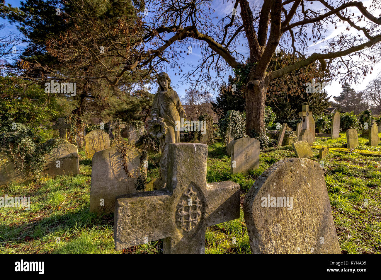 Tombe e lapidi nel cimitero di Brompton nel Royal Borough di Kensington e Chelsea, SW London, Londra, Regno Unito Foto Stock