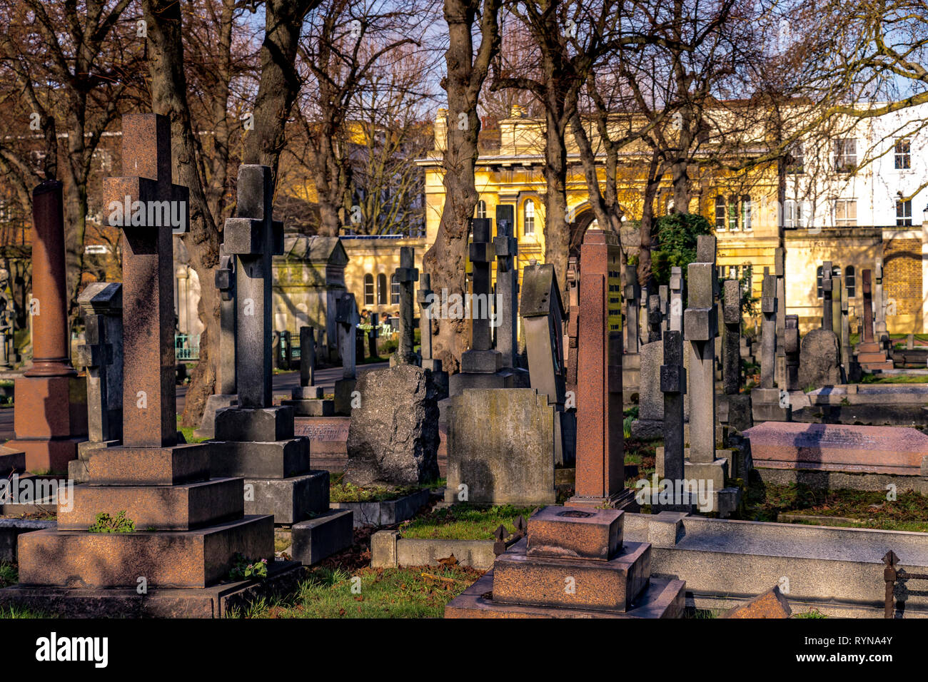Tombe e lapidi in Brompton Cemetery nel Royal Borough di Kensington e Chelsea, SW London, Londra, Regno Unito Foto Stock
