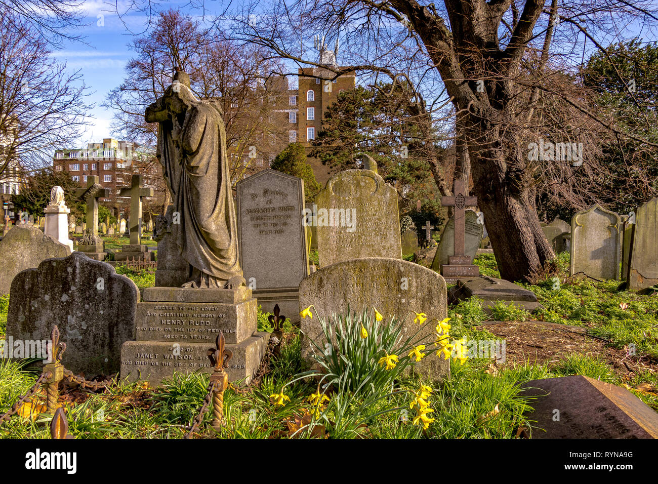 Tombe e lapidi in Brompton Cemetery nel Royal Borough di Kensington e Chelsea, SW London, Londra, Regno Unito Foto Stock