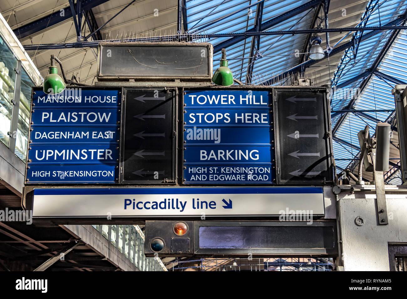 Indicatore del treno blu d'epoca o imbarco alla stazione della metropolitana di Earls Court, Londra, Regno Unito Foto Stock