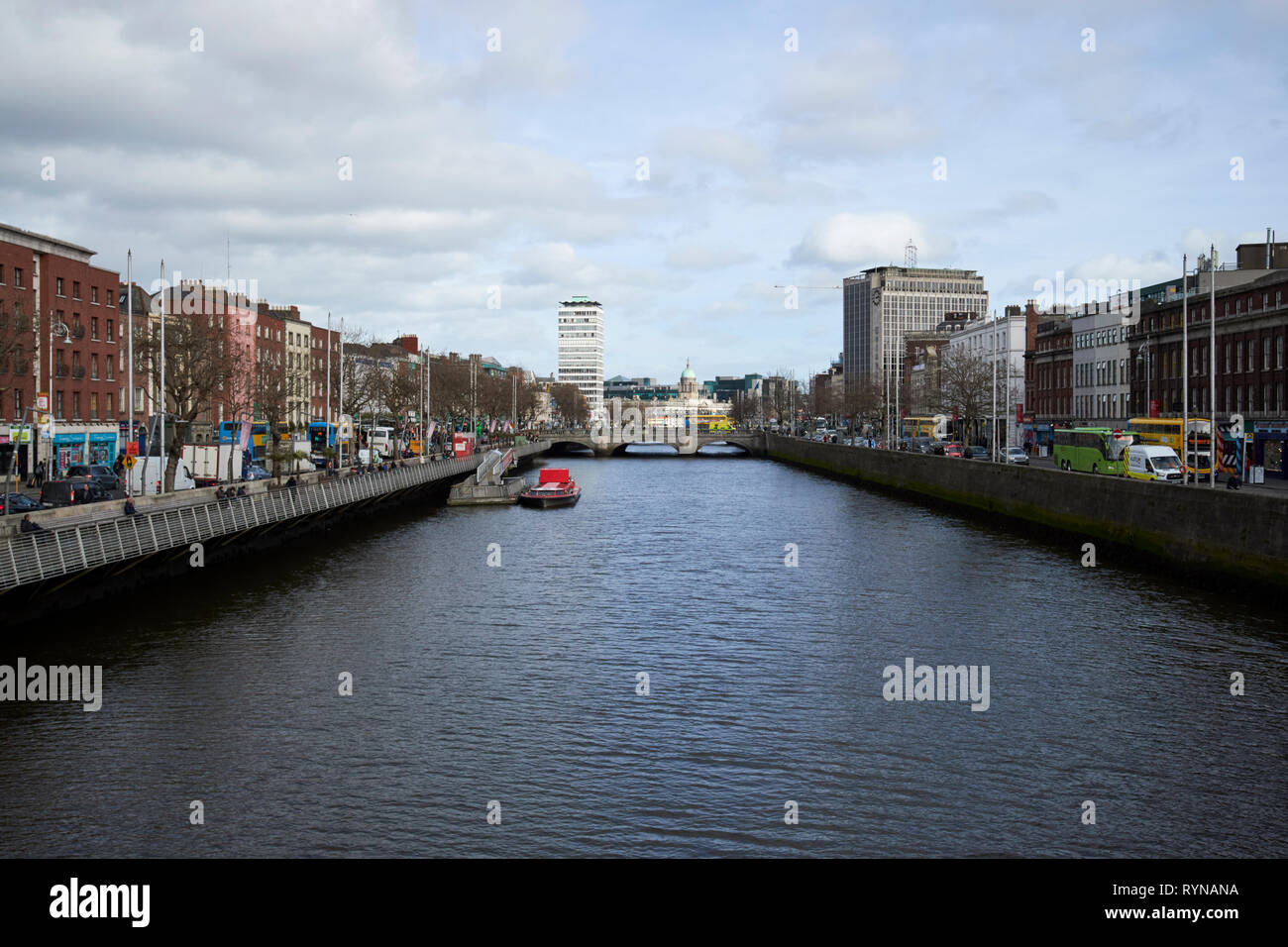 Vista sul fiume Liffey e centro della città di Dublino skyline dalla halfpenny bridge a Dublino Repubblica di Irlanda Europa Foto Stock