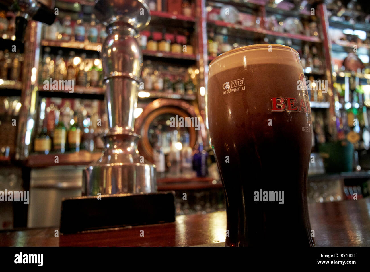La pinta di beamish stout di insediarsi nella sala lunga pub vittoriano uno dei più vecchi pub di Dublino Repubblica di Irlanda Foto Stock