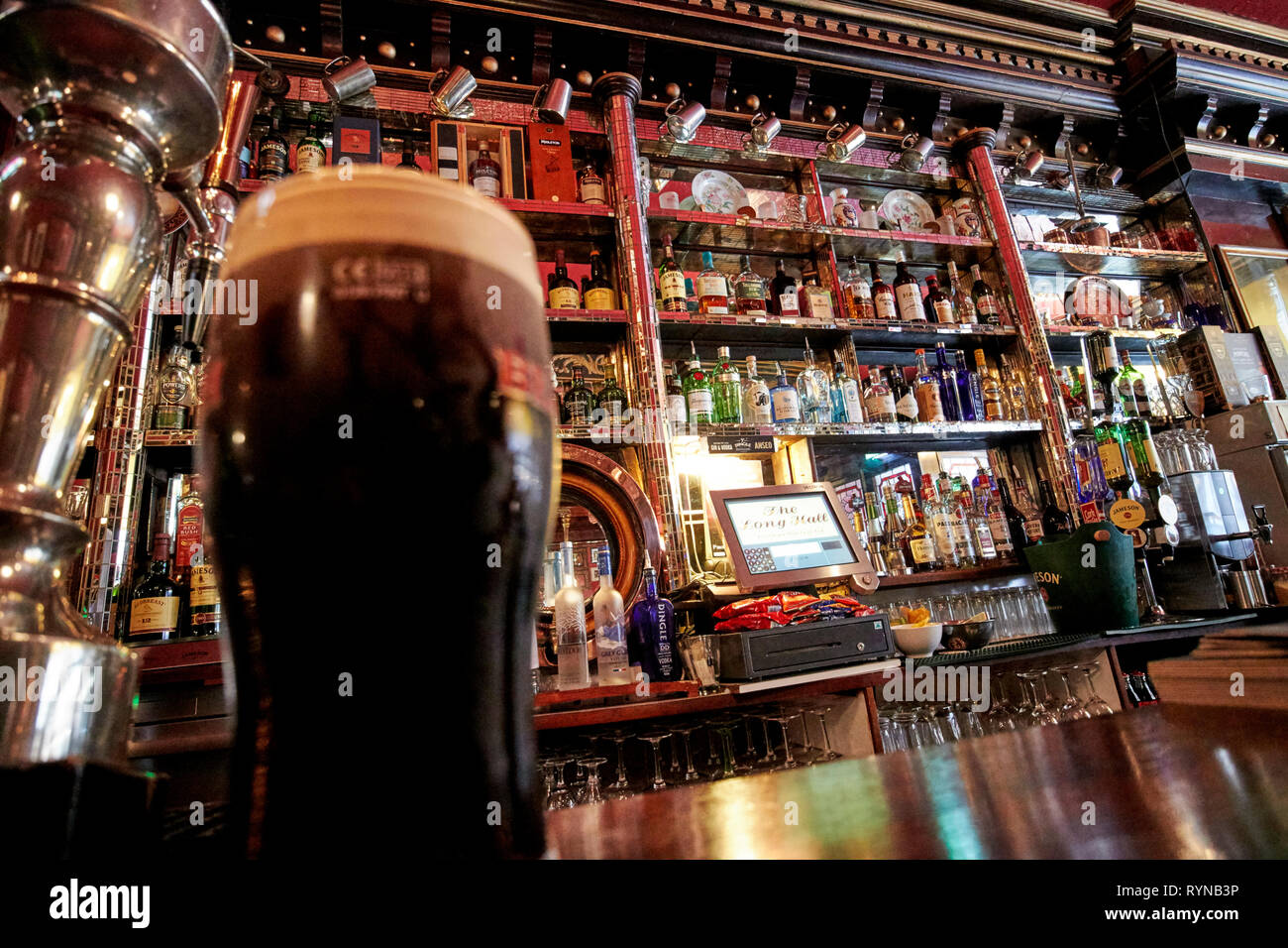 La pinta di beamish stout nella sala lunga pub vittoriano uno dei più vecchi pub di Dublino Repubblica di Irlanda Foto Stock