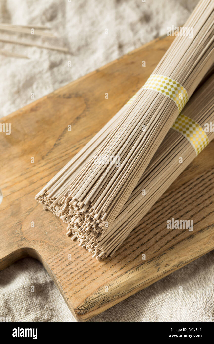 Organico essiccato di grano saraceno Soba Noodles pronto per cucinare Foto Stock