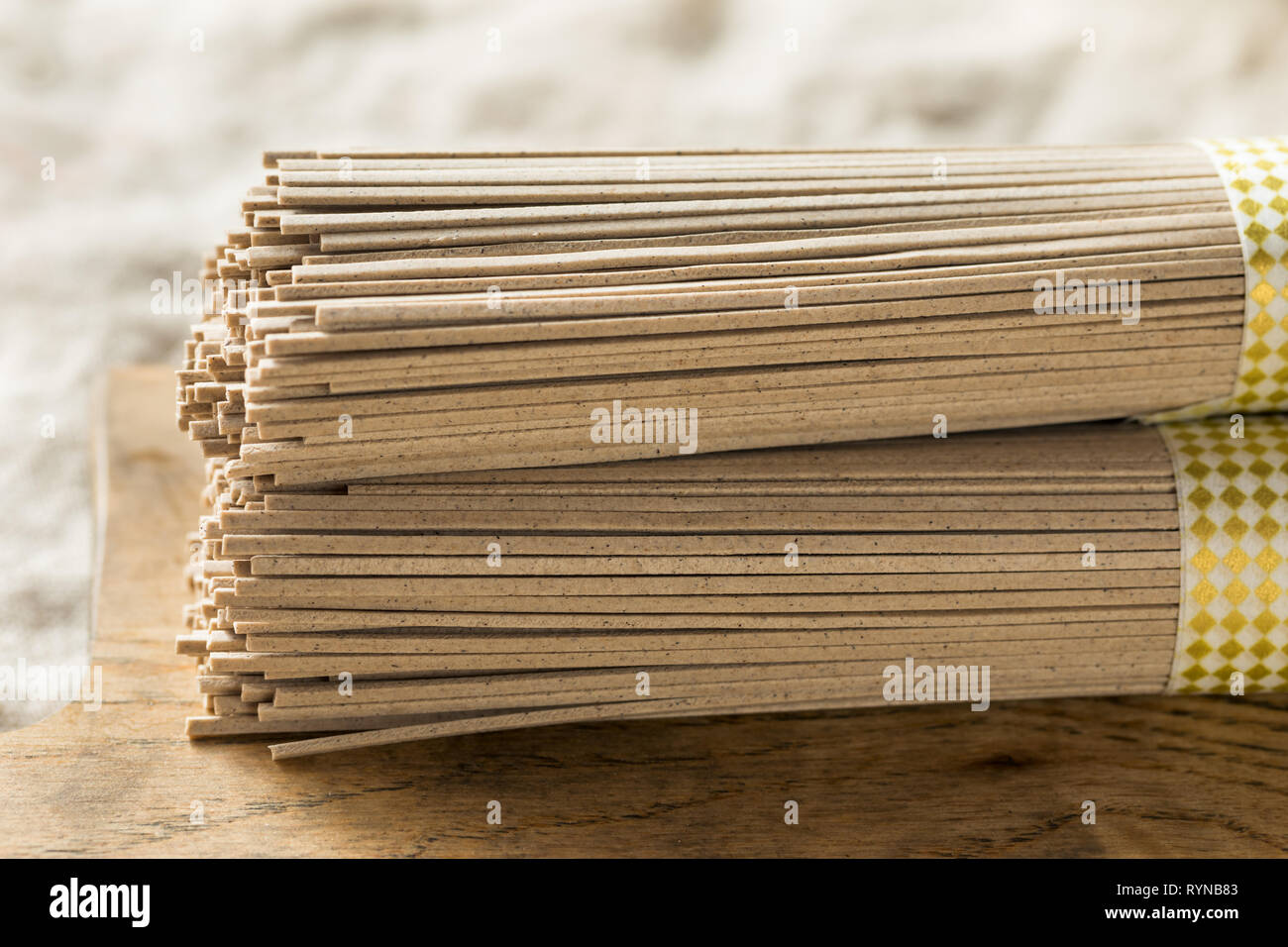 Organico essiccato di grano saraceno Soba Noodles pronto per cucinare Foto Stock