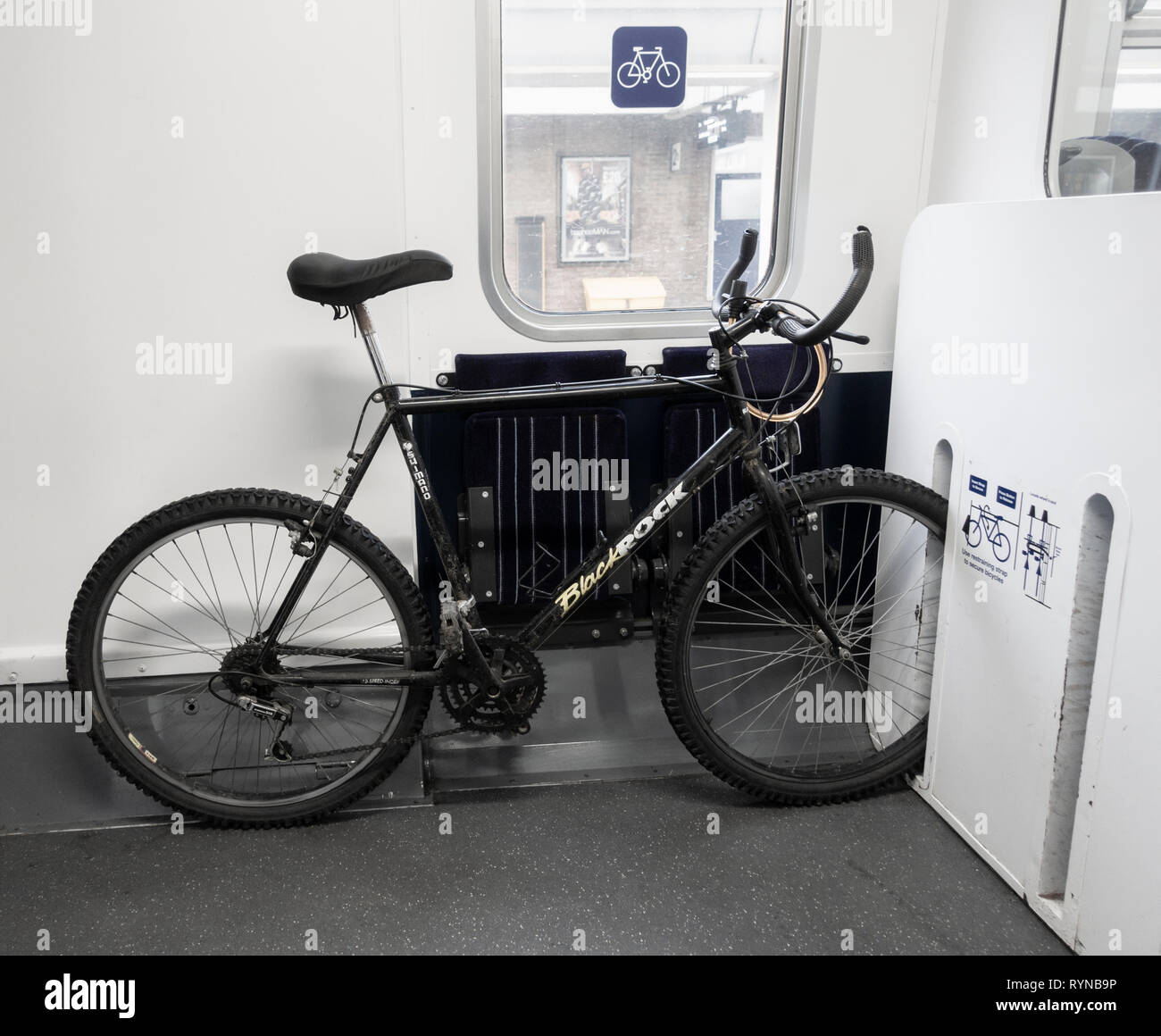 Bicicletta sui mezzi di trasporto pubblico in treno. Regno Unito Foto Stock