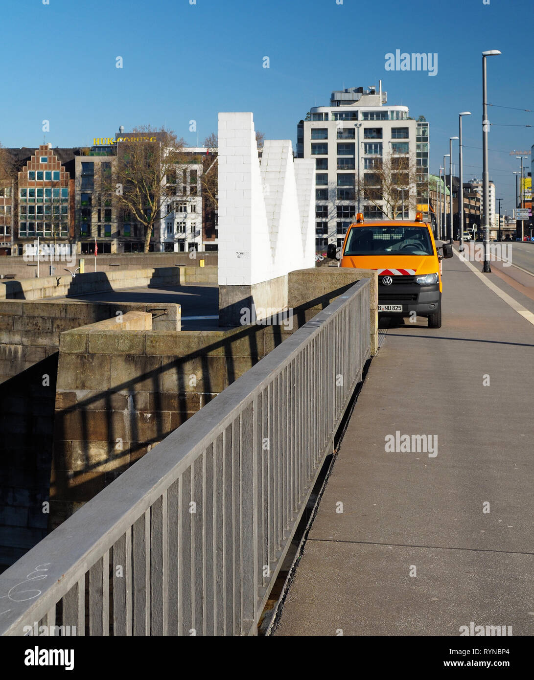 Bremen, Germania - Febbraio 14th, 2019 - Giallo manutenzione comunale veicolo parcheggiato su un ponte vicino alla ringhiera di protezione Foto Stock