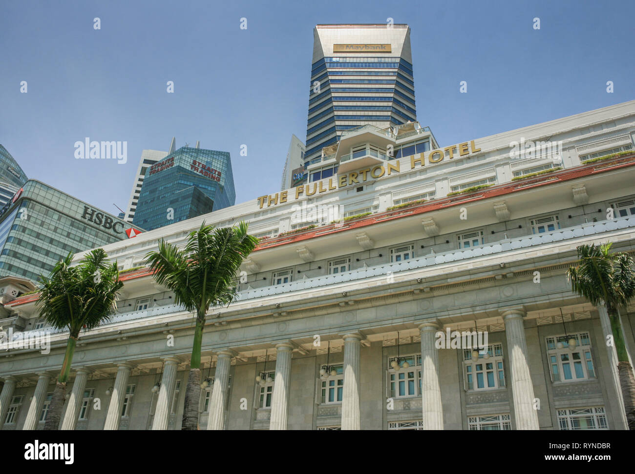 Vista in direzione di Raffles Place dal Fullerton Hotel, Singapore Foto Stock