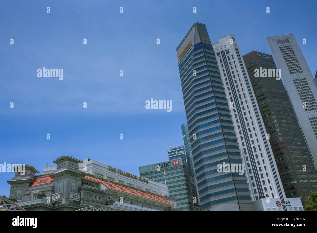 Vista in direzione di Raffles Place da Anderson Bridge, Boat Quay, Singapore Foto Stock