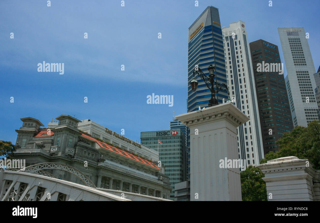 Vista in direzione di Raffles Place da Anderson Bridge, Boat Quay, Singapore Foto Stock