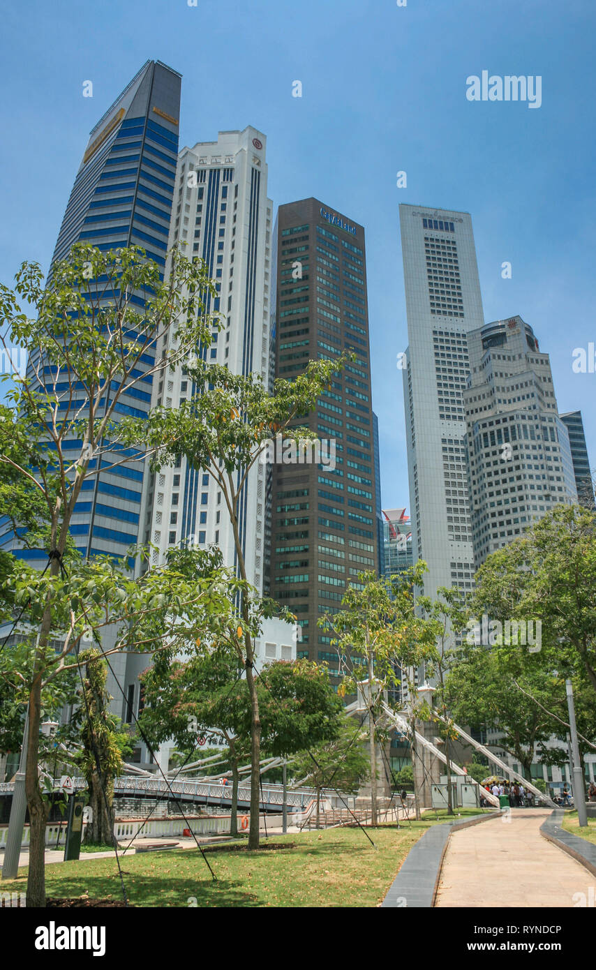 Vista in direzione di Raffles Place dall imperatrice prato, Singapore Foto Stock