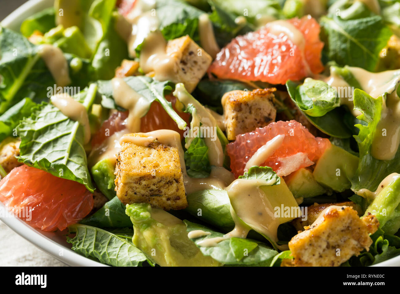 Organica Vegana Tofu asiatici con insalata di avocado e pompelmo Foto Stock